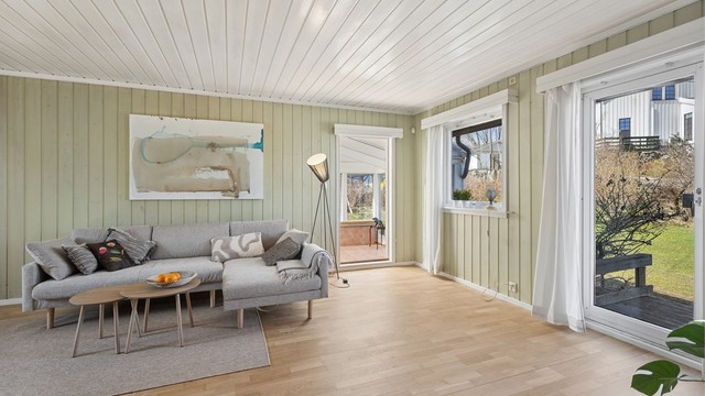 Fra stua er det direkte utgang til en stor, solrik og usjenert hage med frodig beplantning – et nydelig uterom som inviterer til avslapning og uteliv gjennom store deler av året.