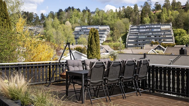 En av sonene er møblert med langbord, perfekt for måltider utendørs.