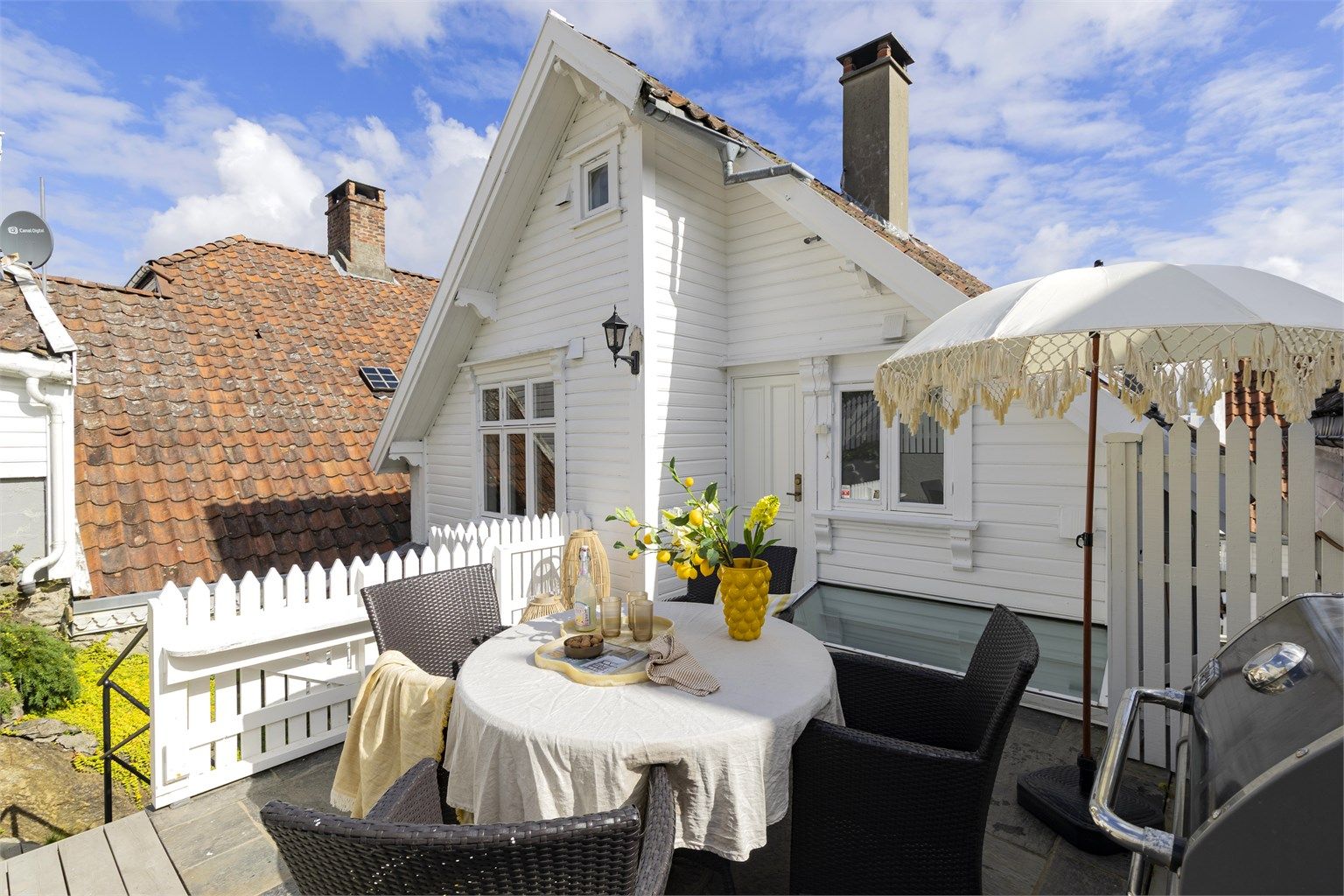 Terrassen på 20 m² er et flott samlingspunkt med god plass til utemøbler.