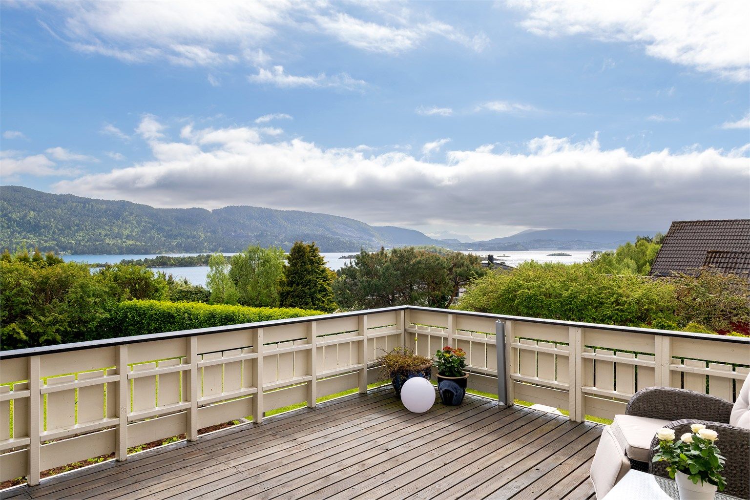 Solrik, stor og skjermet terrasse med nydelig utsikt.