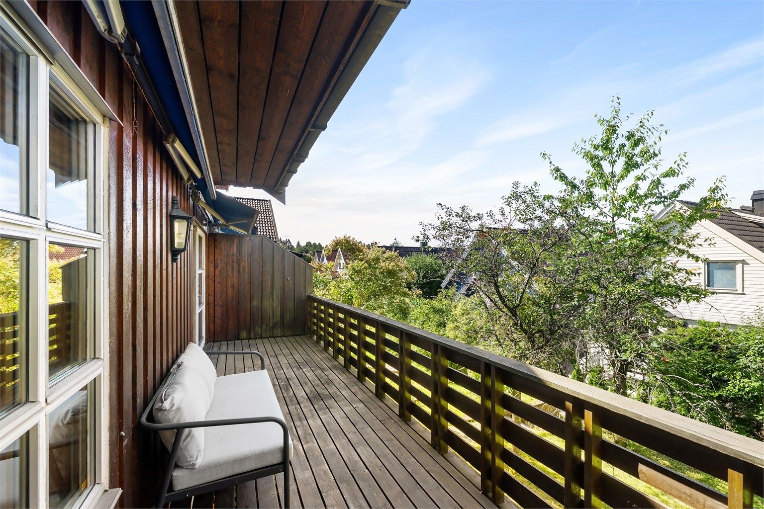 Den vestvendte terrassen byr på gode solforhold utover ettermiddagen og kvelden.
