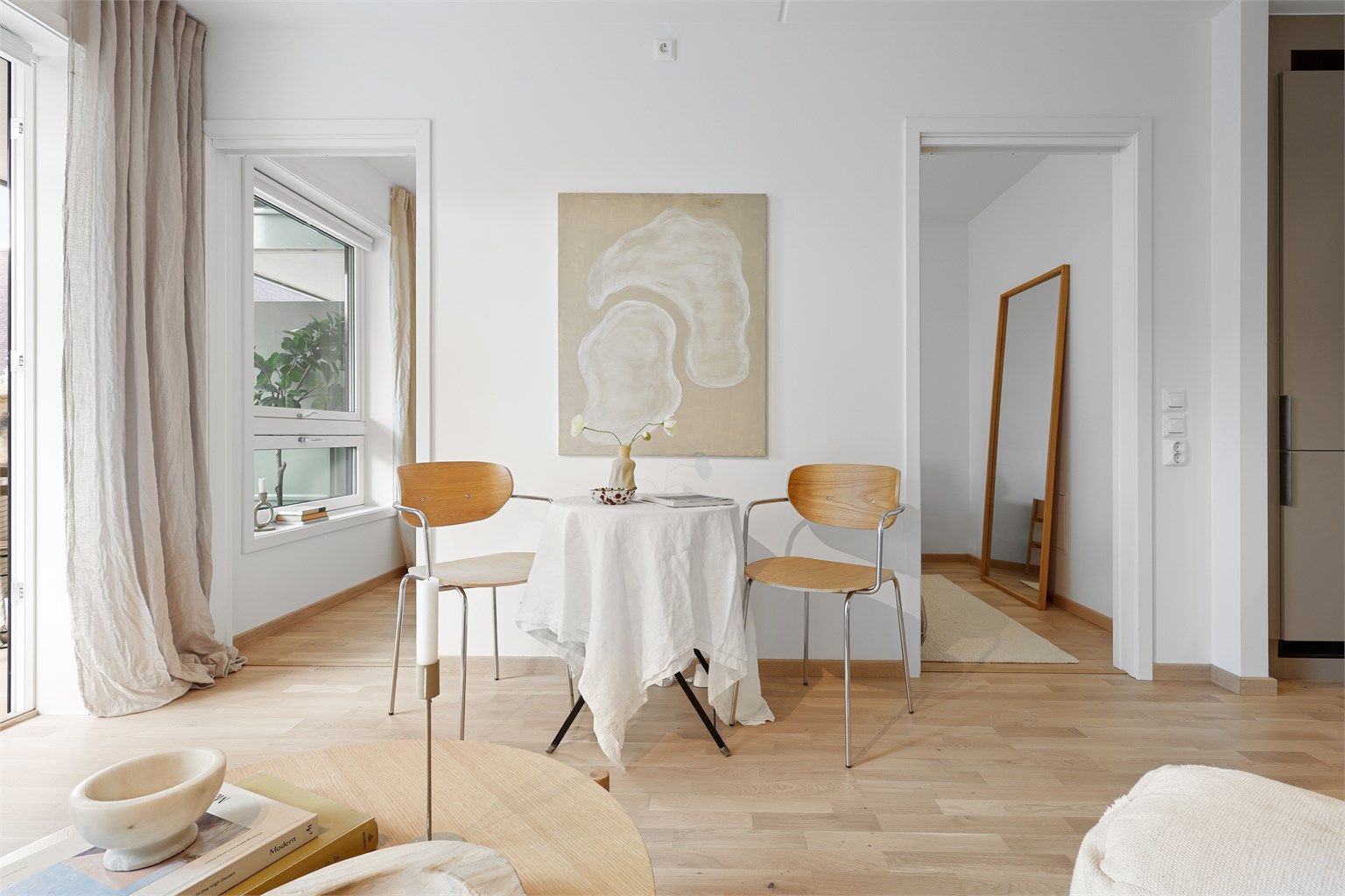 Spisebord med naturlig plassering i tilknytning både stuen og kjøkkenet. 