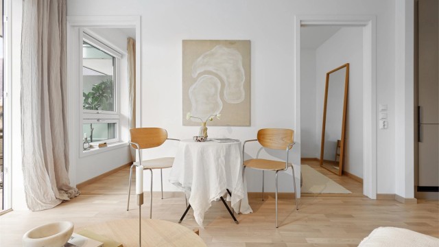Spisebord med naturlig plassering i tilknytning både stuen og kjøkkenet.