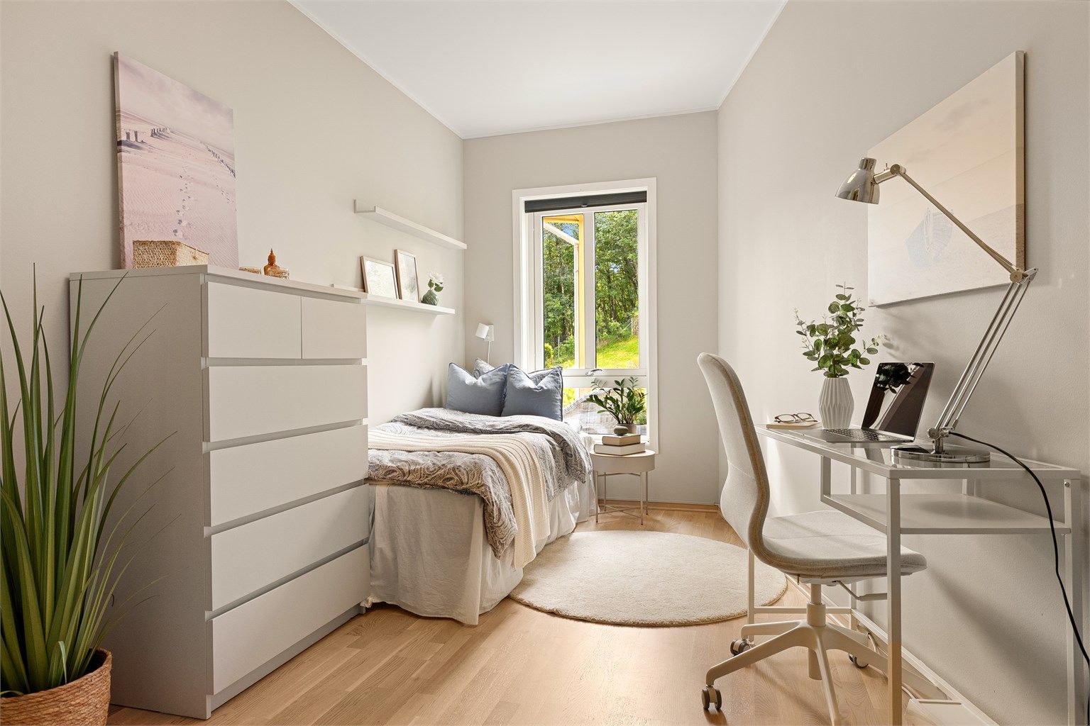 Det andre soverommet har god plass til seng, garderobe og arbeidspult.