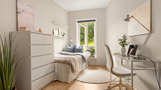 Det andre soverommet har god plass til seng, garderobe og arbeidspult.