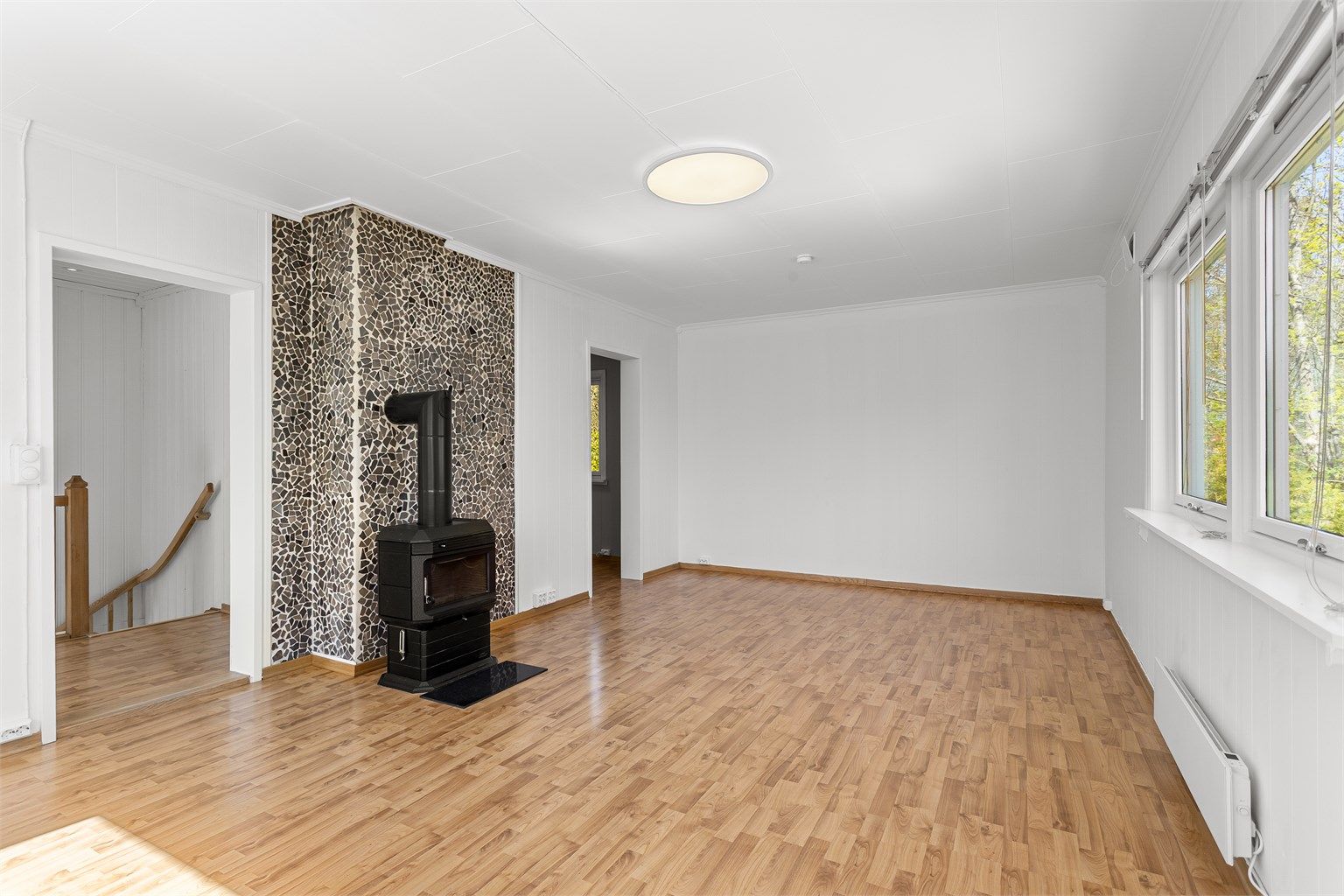 Rommet har god plass til en romslig sofagruppe og gir fleksible møbleringsmuligheter.