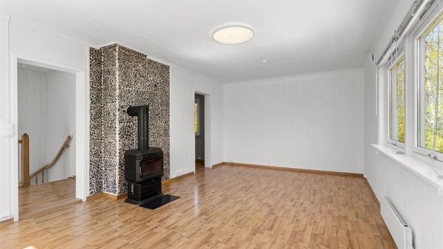 Rommet har god plass til en romslig sofagruppe og gir fleksible møbleringsmuligheter.