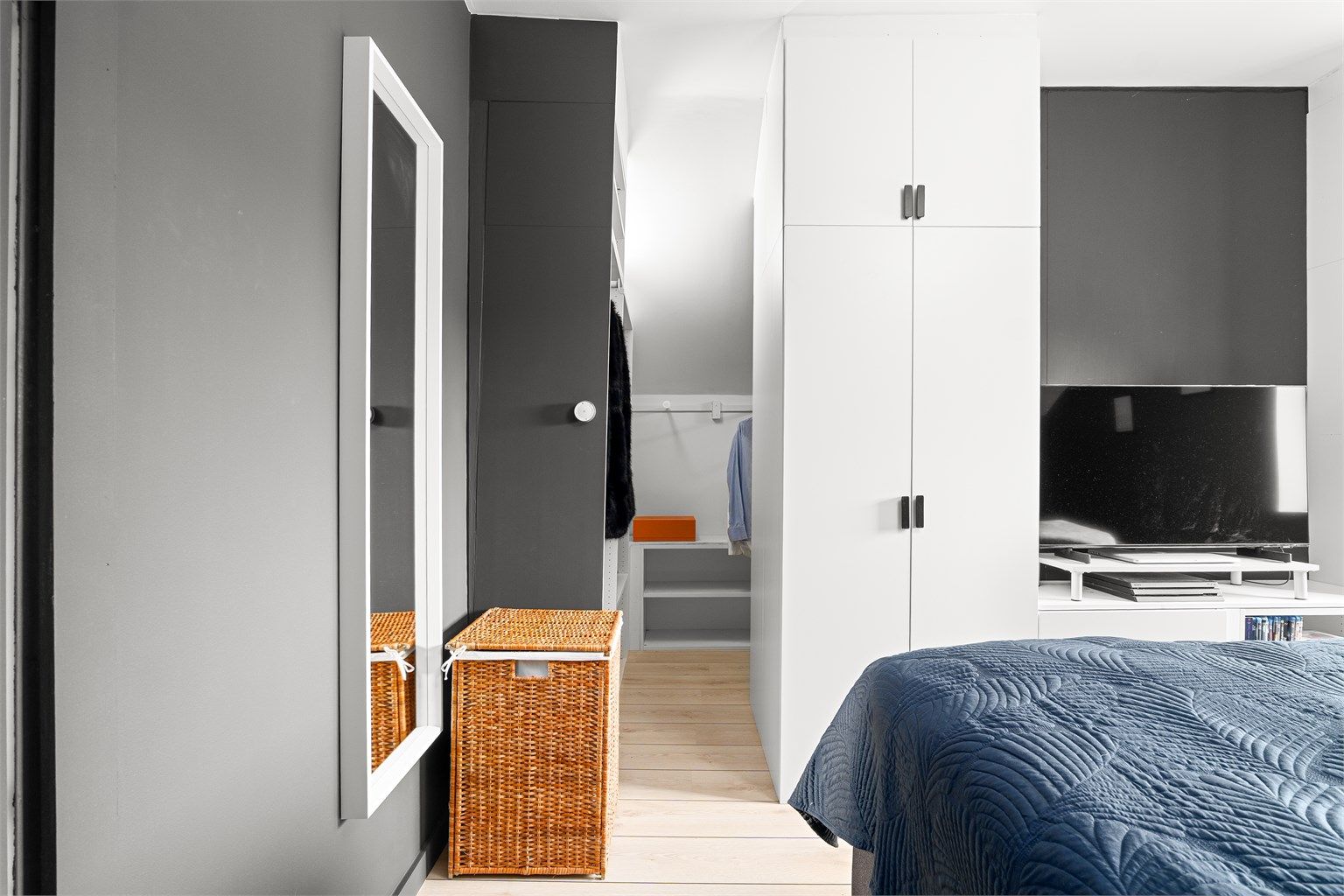 Foruten tilpassede garderobeskap har hovedsoverommet også tilknyttet walk-in closet.