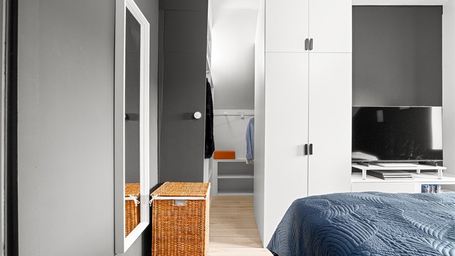 Foruten tilpassede garderobeskap har hovedsoverommet også tilknyttet walk-in closet.