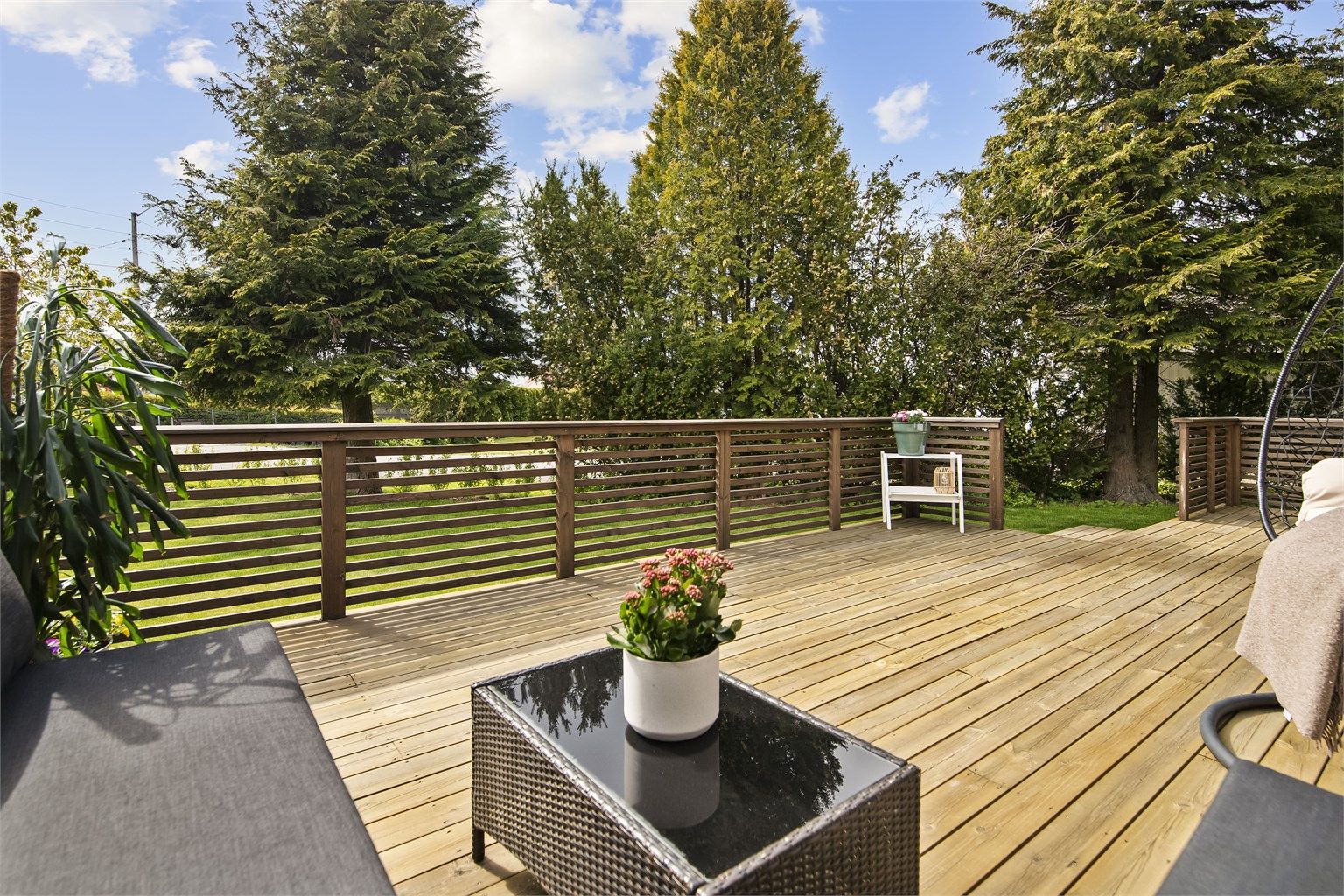 Fra boligen er det utgang til en stor og solrik terrasse mot sørvest (ny i 2022), med svært gode solforhold gjennom store deler av dagen. Her er det god plass til hele familien, perfekt for grilling, sosialt samvær og sommerhygge