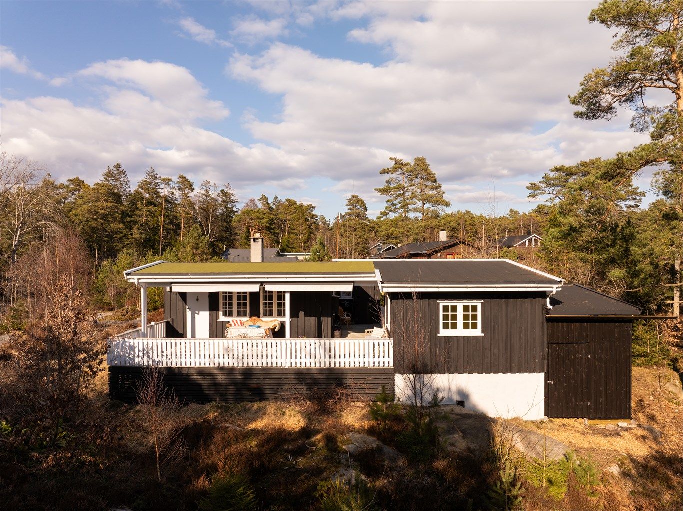Denne koselige hytta selges møblert og innflyttingsklar. Gjennom 2000-tallet er den pusset opp og modernisert i flere omganger, frem til helt nylig i 2026. Fotograf; Kristoffer Kristiansen.