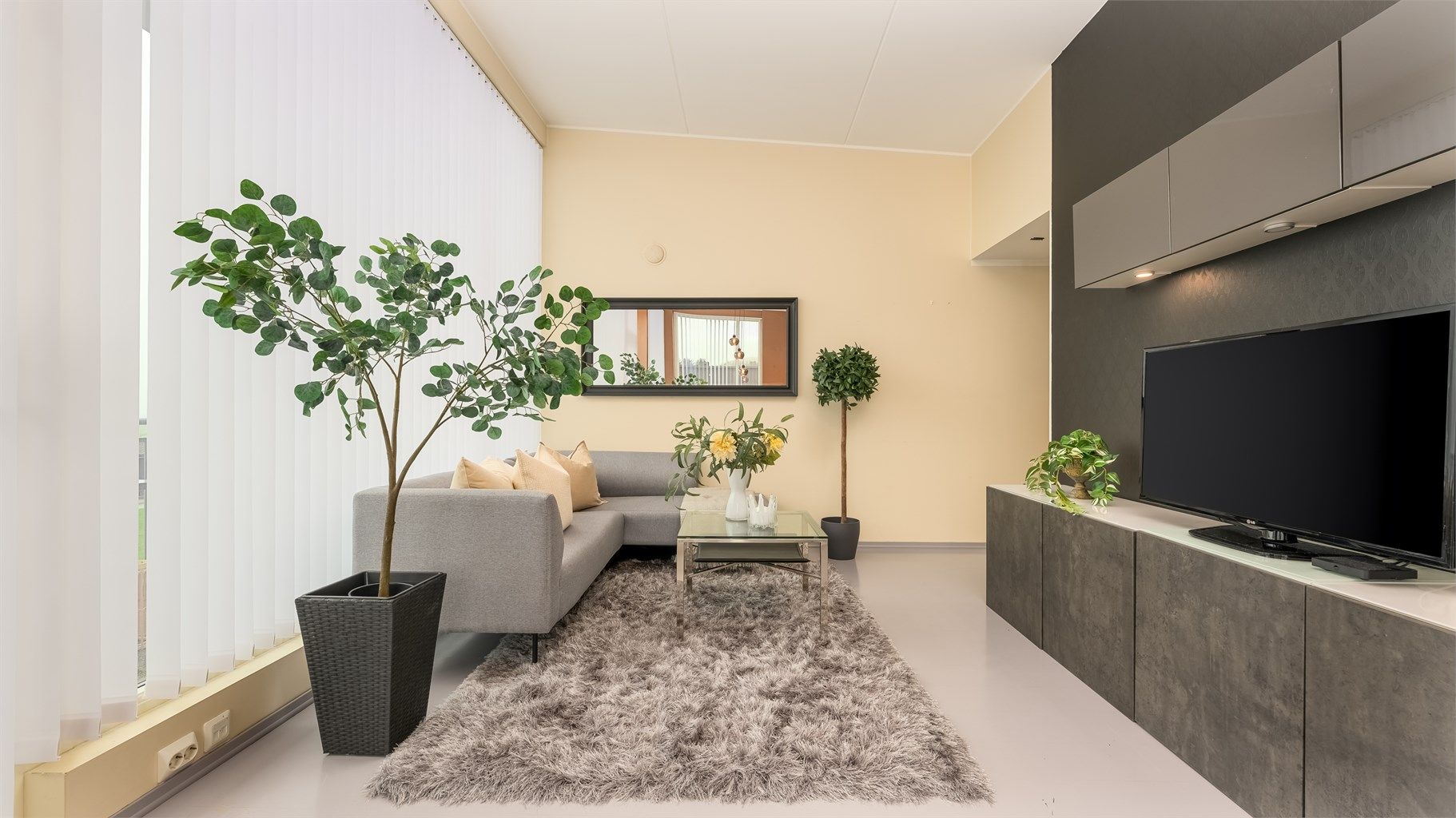 Stuen har god plass for en sofagruppe og tilhørende møblement.