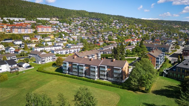 Borettslaget ligger meget sentralt, men med grønne områder på alle sider