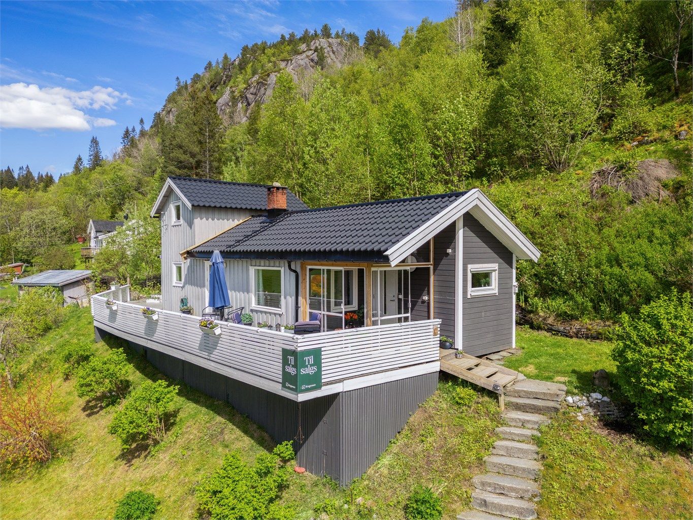 Enebolig/fritidsbolig på landlig tomt i frodige kystomgivelser. 