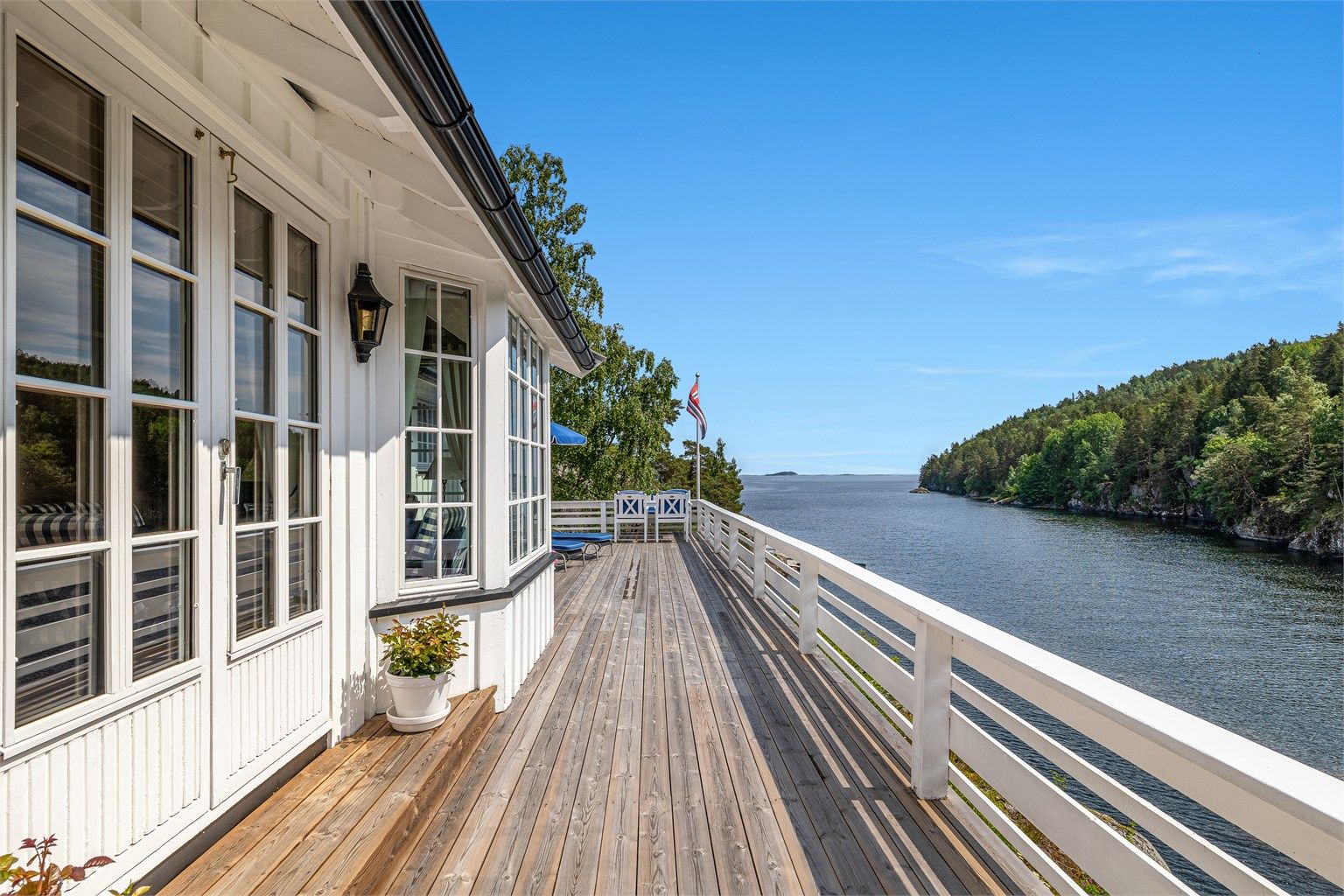 Langstrakt sjøutsikt.