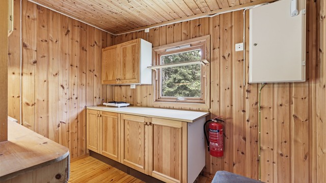Kjøkkenbenk med løststående kokeplater for matlaging. Sikringsskapet er montert i hjørnet og har moderne vippesikringer.
