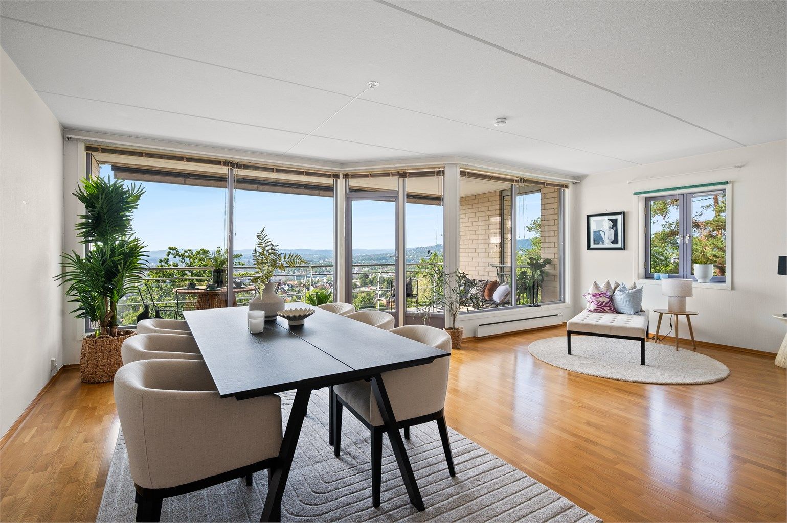 Boligen byr på mye lys gjennom store vindusflater, stor stue på hele ca 50 kvm med god plass for innredning.