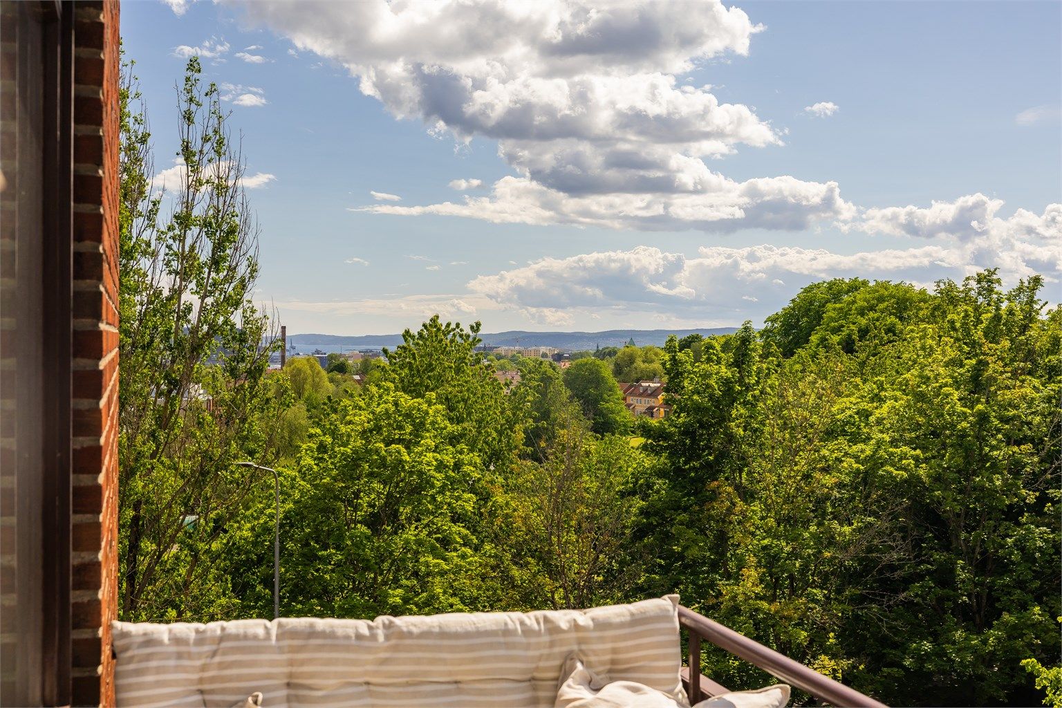 Frodig utsikt og glimt av sjøen.