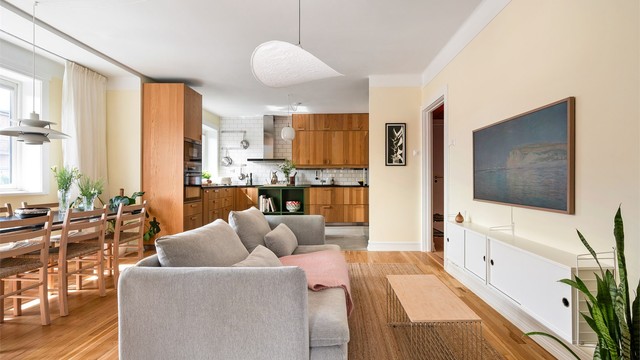Stuen har en åpen forbindelse til kjøkkenet og byr på god plass til både sofagruppe og spisebord.