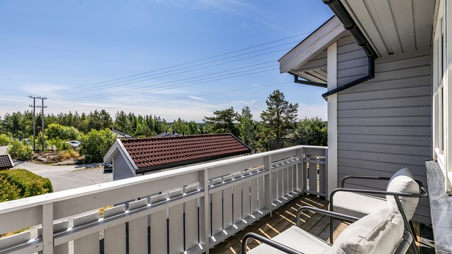 Uteareal på begge sider av boligen sikrer tilgang til solen gjennom hele dagen. På denne siden er det også utsyn i sørlig retning.