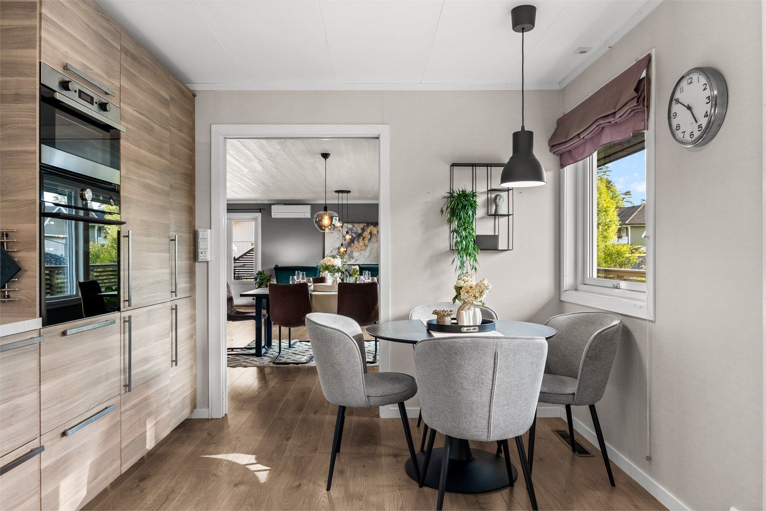Rommet har plass til en spisegruppe, perfekt for rolige frokoster