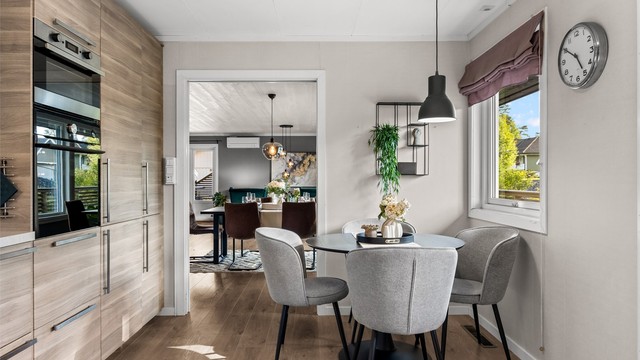 Rommet har plass til en spisegruppe, perfekt for rolige frokoster