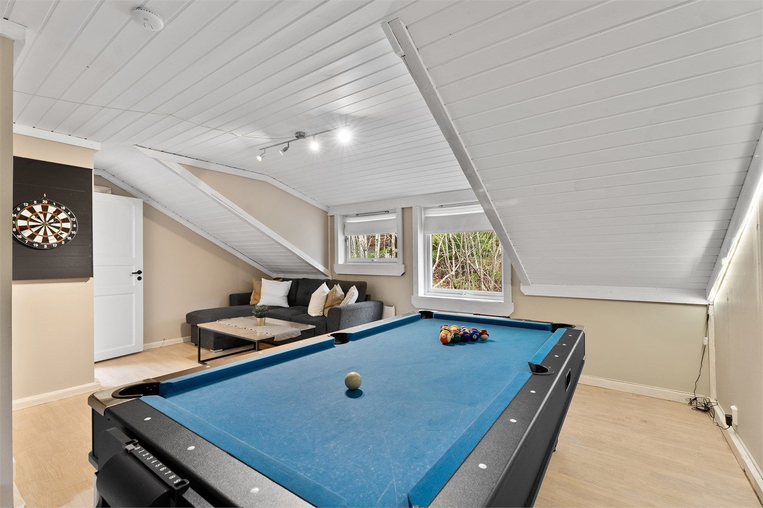 Loftet på garasjen blir i dag brukt til stue og underholdning samt treningsrom. Loftet er ikke godkjent til varig opphold eller bruksendret. 