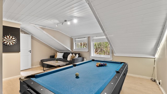 Loftet på garasjen blir i dag brukt til stue og underholdning samt treningsrom. Loftet er ikke godkjent til varig opphold eller bruksendret.