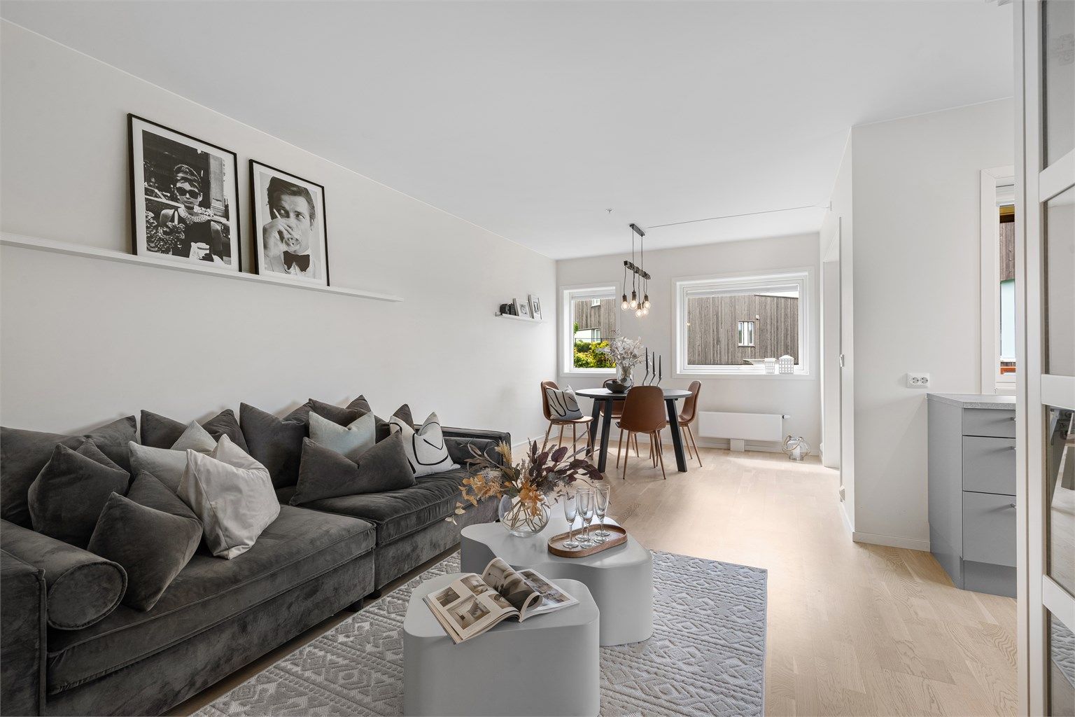 Velkommen til Sandangersvingen 1, en flott og moderne gjennomgående 4-roms leilighet, beliggende fint til på Skadberg, med kort vei til Sola og  arbeidsplassene på Sola. 
