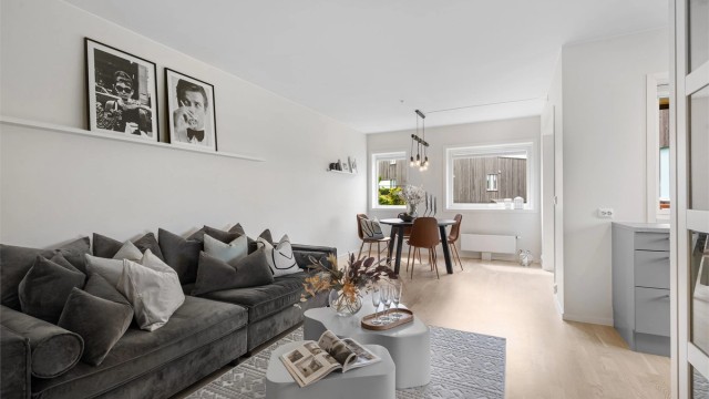 Velkommen til Sandangersvingen 1, en flott og moderne gjennomgående 4-roms leilighet, beliggende fint til på Skadberg, med kort vei til Sola og arbeidsplassene på Sola.