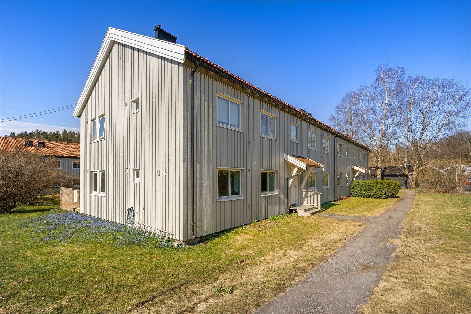 Leiligheten ligger i et veletablert og hyggelig boområde på Eiksmarka/Østerås, med kort vei til alle fasiliteter og nærhet til kollektivtrafikk