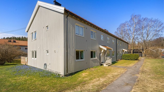 Leiligheten ligger i et veletablert og hyggelig boområde på Eiksmarka/Østerås, med kort vei til alle fasiliteter og nærhet til kollektivtrafikk