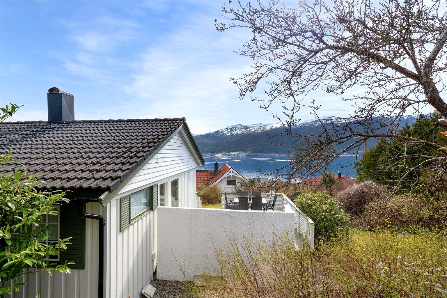 Boligens yttervegger består av en kombinasjon av stående og liggende bordkledning.