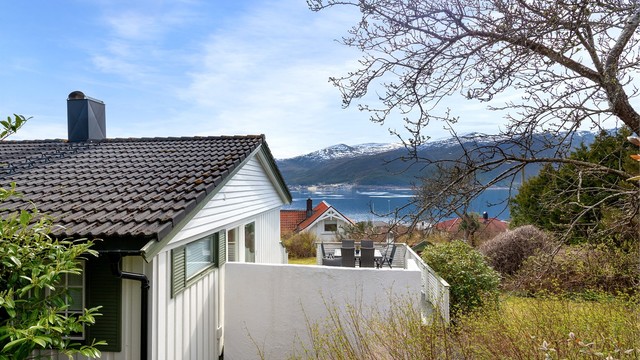 Boligens yttervegger består av en kombinasjon av stående og liggende bordkledning.