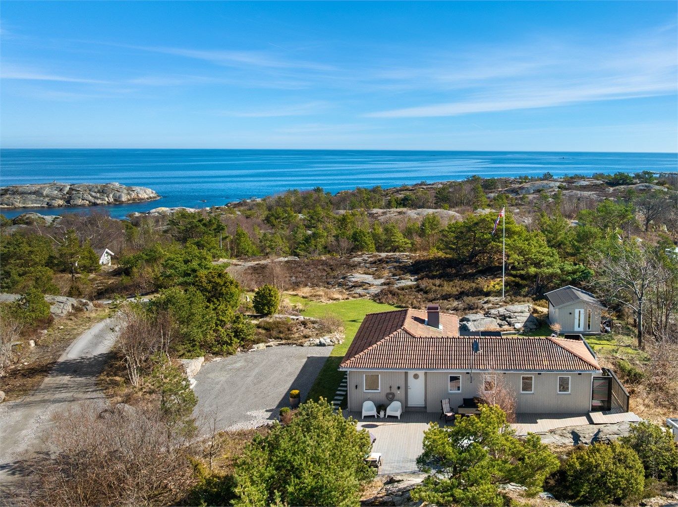 Kort vei ned til flotte svaberg, badeplasser og båtplass.