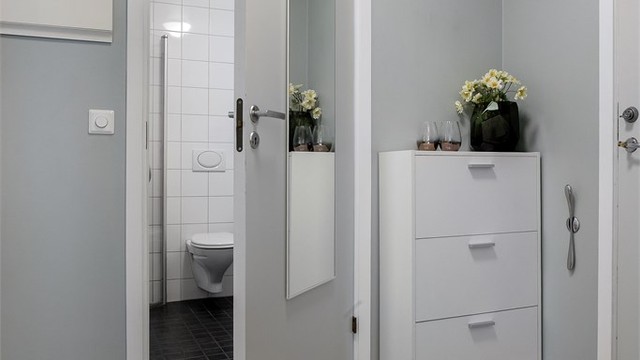 Man møtes av en innbydende entré med parkett på gulv og malte veggflater.