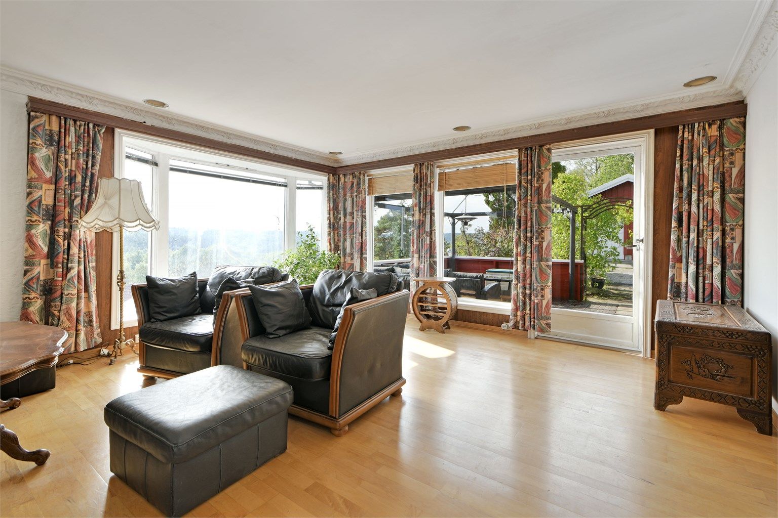 Stue i 1. etasje - store vinduer med pent utsyn - utgang til veranda på 20 kvm