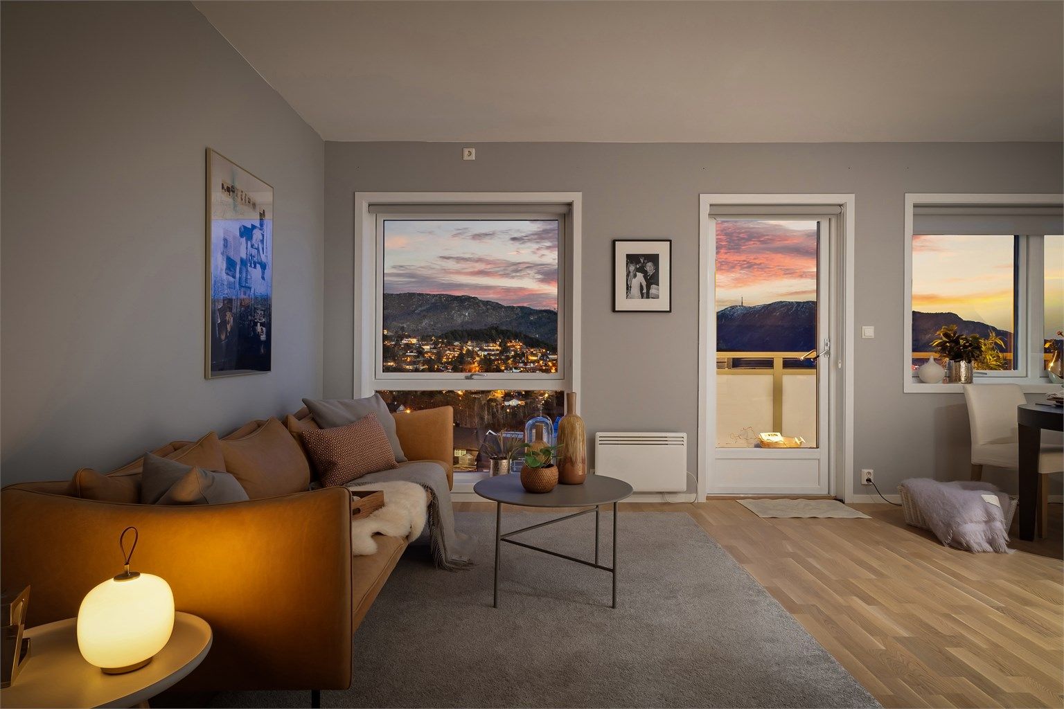 Alle vinduer innvendig er utstyrt med solskjerming/rullegardin levert av Berletaburetten.