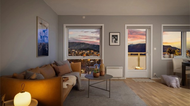 Alle vinduer innvendig er utstyrt med solskjerming/rullegardin levert av Berletaburetten.