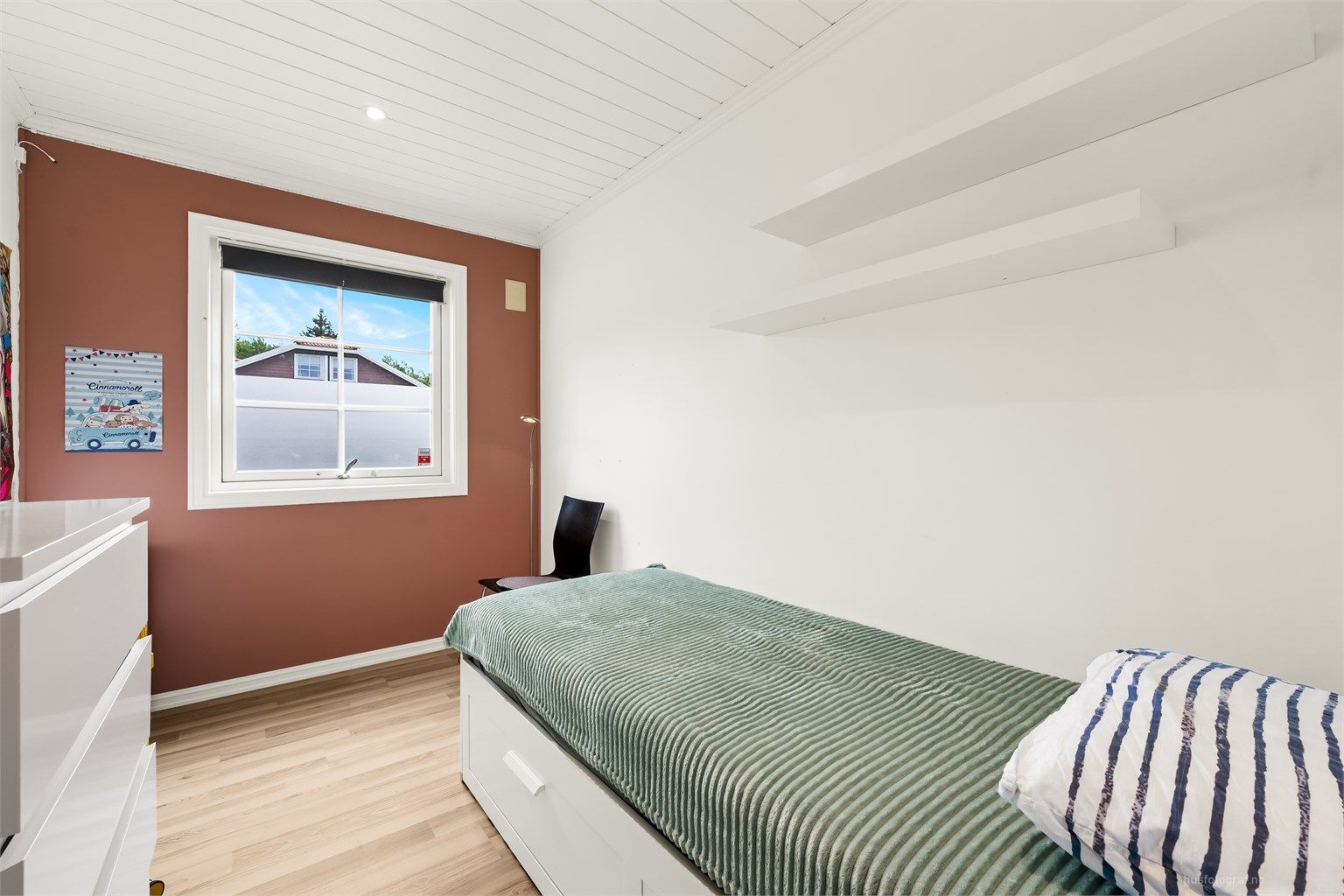 Soverom 2 laminat på gulv, malte flater på vegg og panelbord i himling med downlights