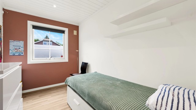 Soverom 2 laminat på gulv, malte flater på vegg og panelbord i himling med downlights