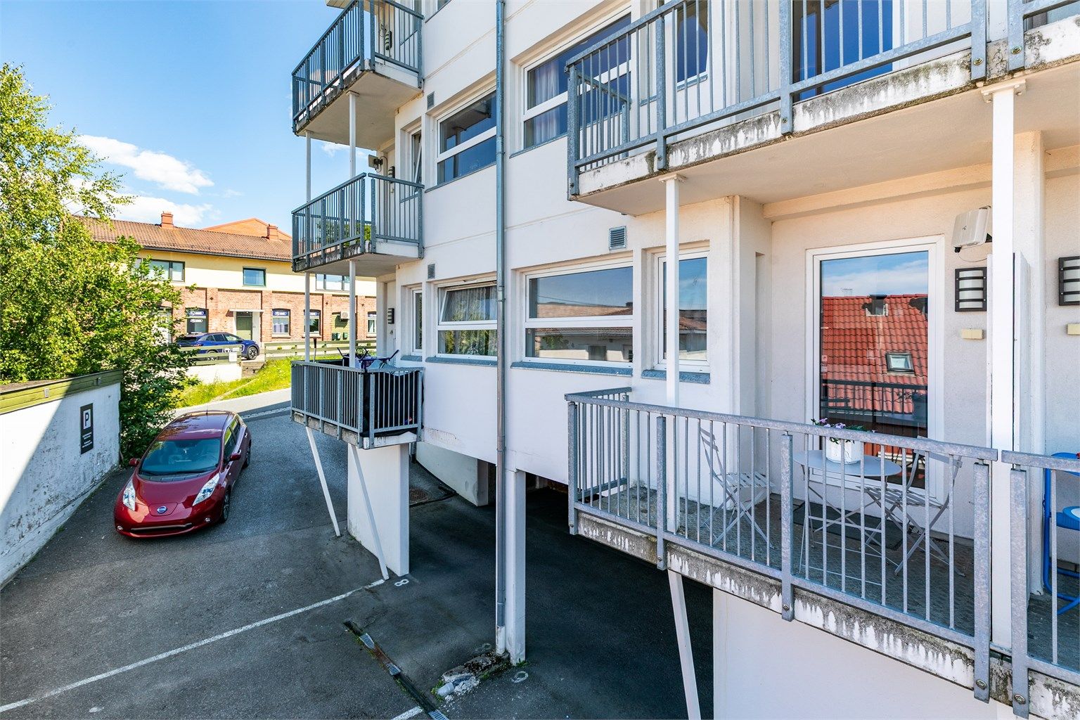 Leiligheten er gjennomgående i første etasje med balkong på byggets vestre side - skjermet fra Vogts gate.