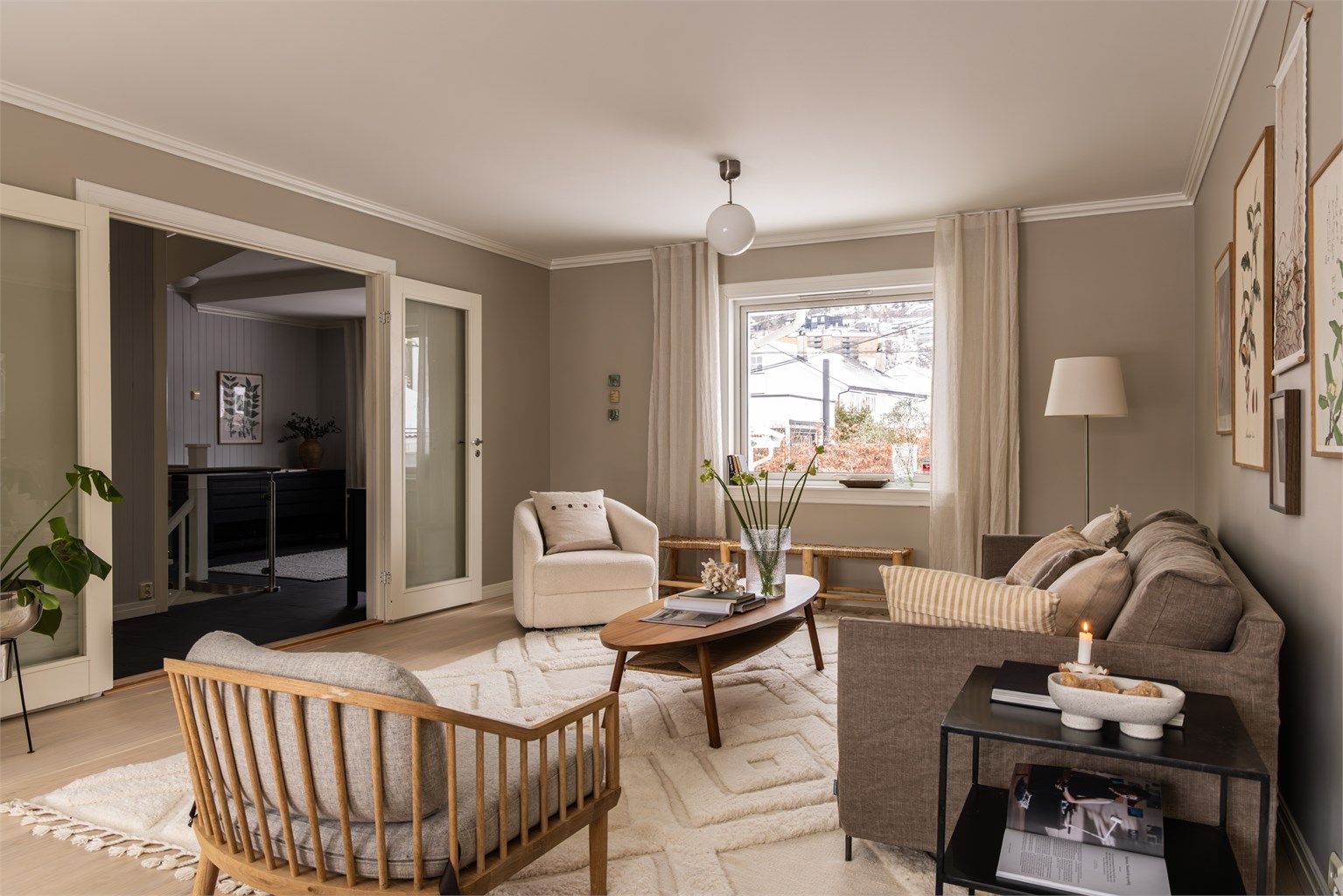 Romslig stue med god soneinndeling. Foto Veronika Moen