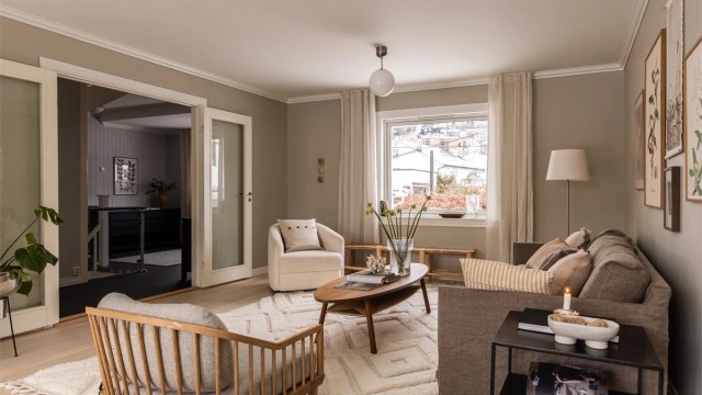 Romslig stue med god soneinndeling. Foto Veronika Moen