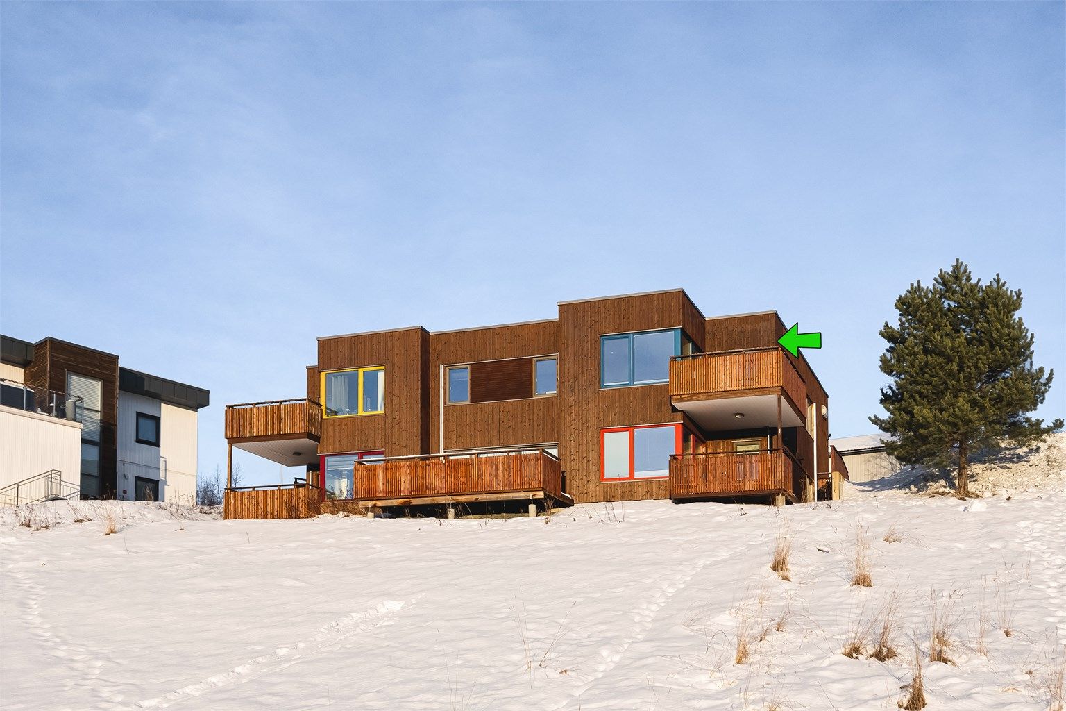 Her nyter du gode solforhold og en fantastisk utsikt. Selger oppgir at det er sol fra ca kl 8 - 17/18 på sommeren