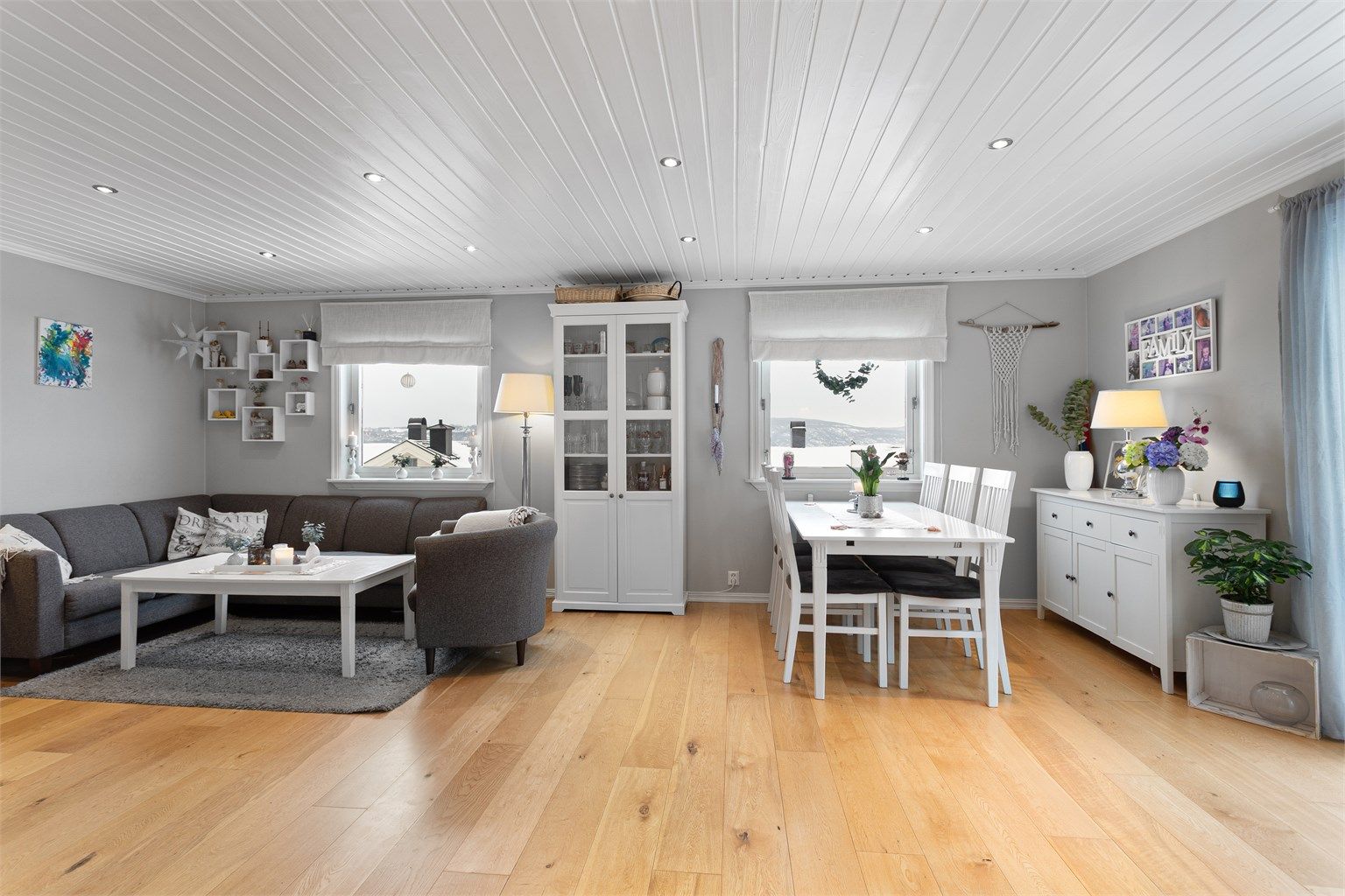 Stuen og spisestuen er et lyst og åpent rom med god plass til både sofagruppe og spisebord.