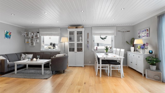 Stuen og spisestuen er et lyst og åpent rom med god plass til både sofagruppe og spisebord.