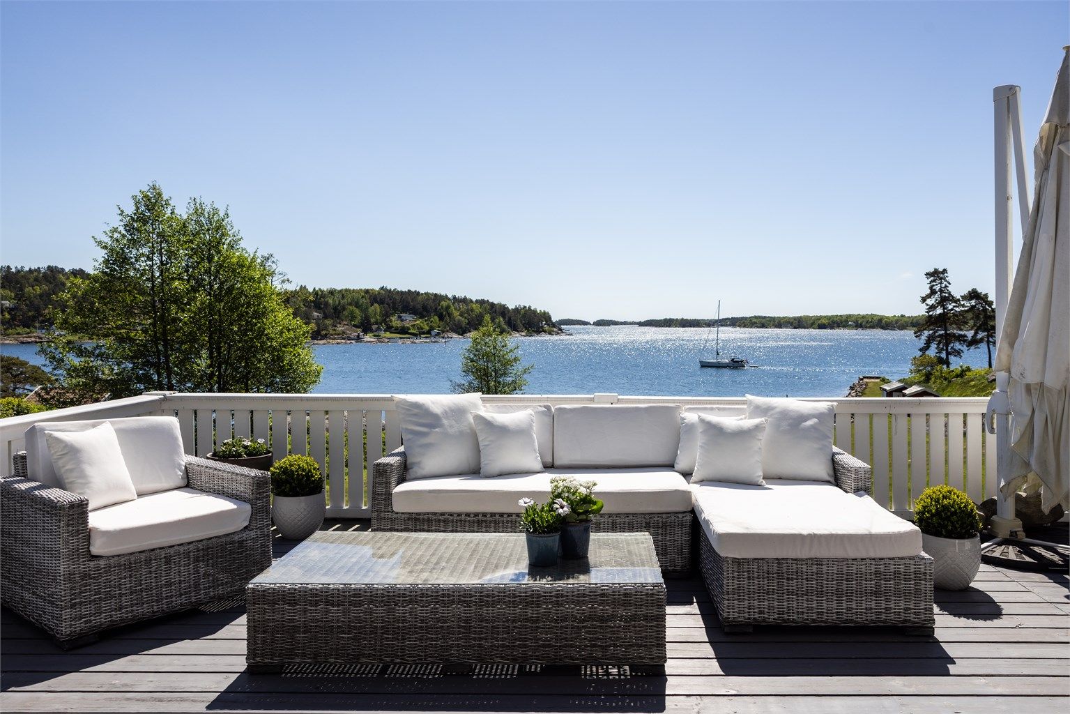 Den sydvendte terrassen på 55 m² har utgang fra stue og spisestue, og gir en enestående utsikt.
