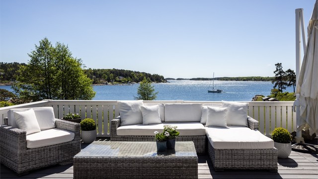 Den sydvendte terrassen på 55 m² har utgang fra stue og spisestue, og gir en enestående utsikt.