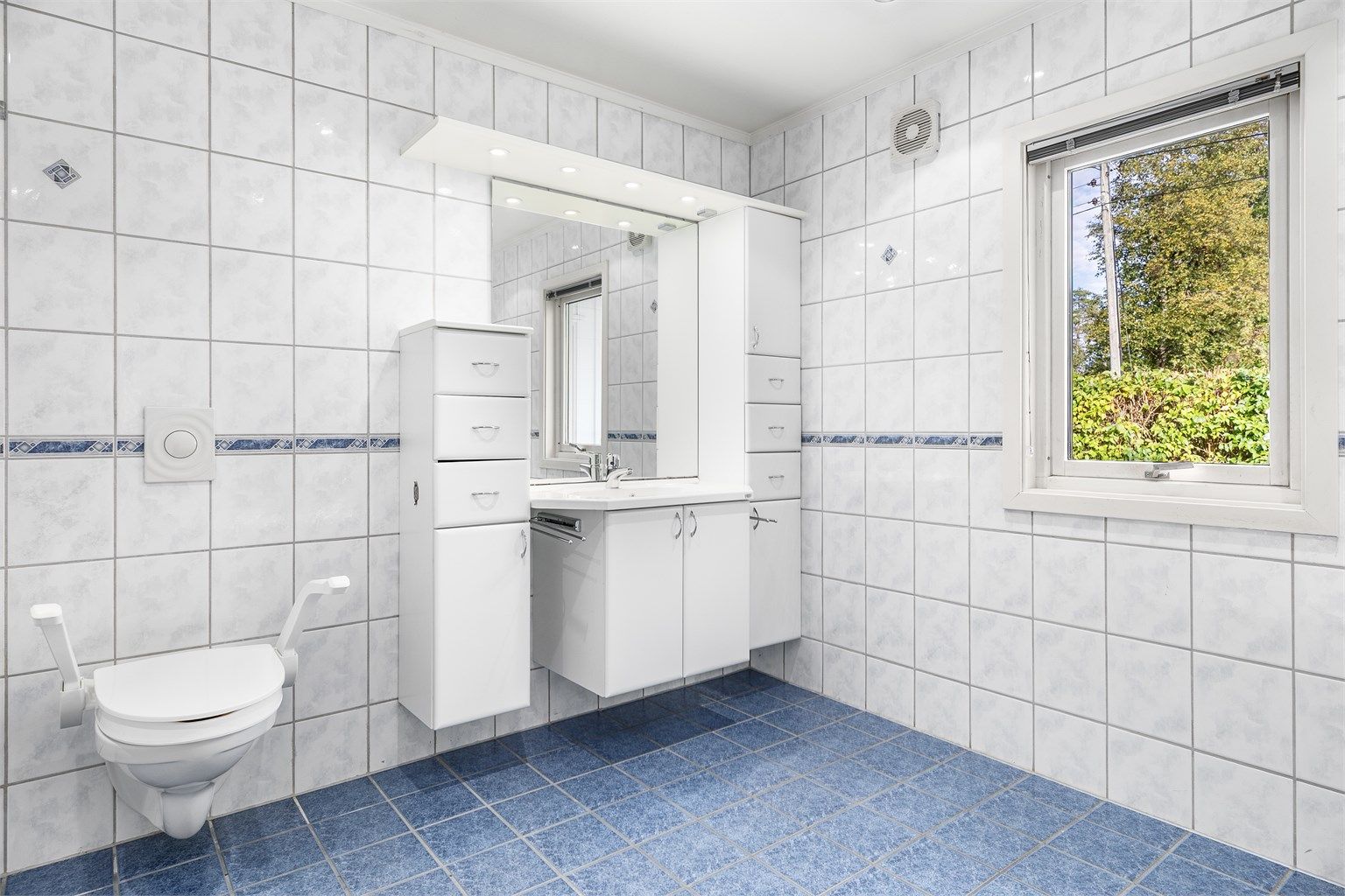 Badet ble fornyet omkring 2003 og har gulvvarme.
